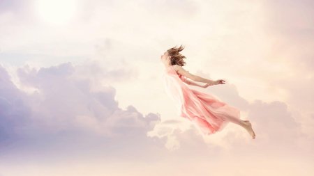 Летающая девушка