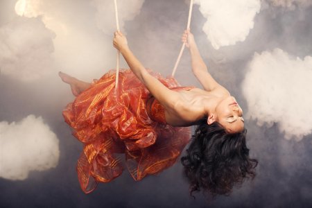 Девушка на качели