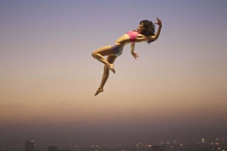 Девушка в воздухе