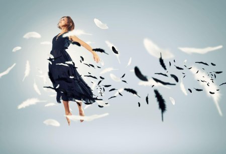 Женщина летит