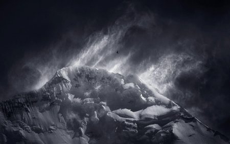 Горы темные