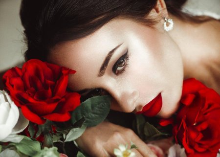 Девушка с розами