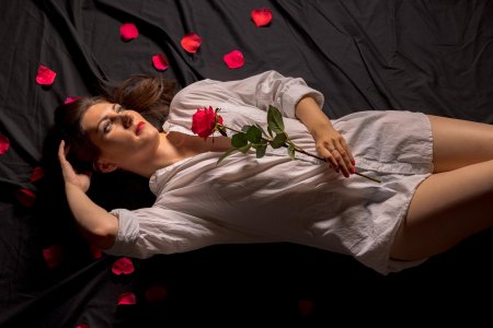 Женщина с розами