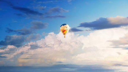 Воздушный шар в небе