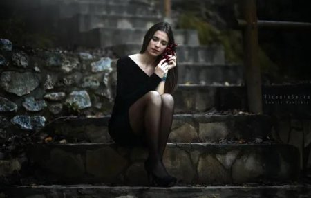 Девушка на лестнице