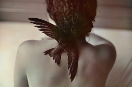 Девушка с птицей