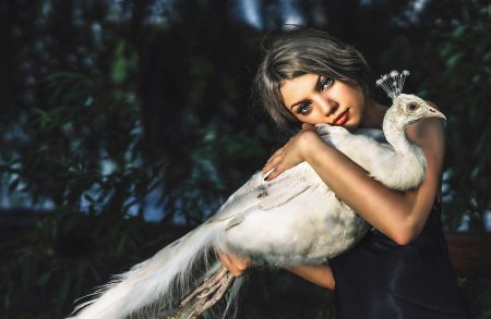Девушка с птицей