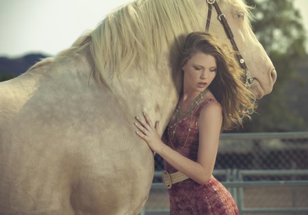 Девушка с лошадью