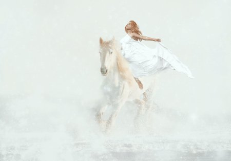 Белая лошадь