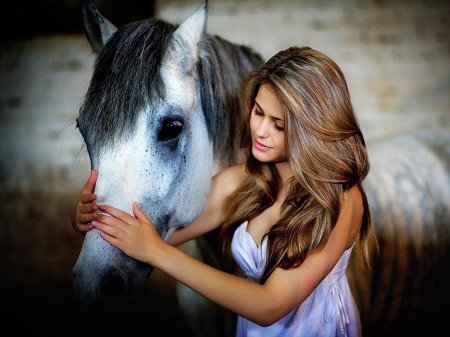 Девушка с лошадью