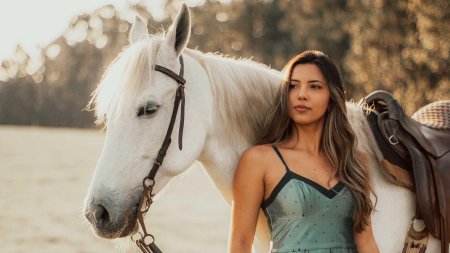 Девушка с лошадью