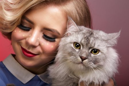 Девушка с кошками