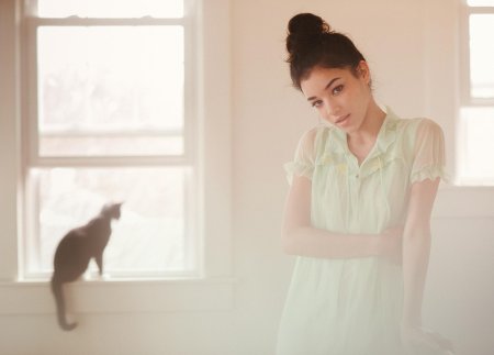 Красивая девушка с котиком