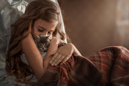 Девочка с котенком