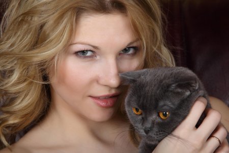 Девушка с кошками