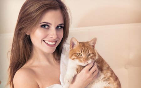 Девушка с котенком