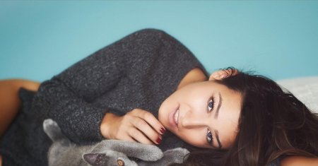 Девушка с котиком