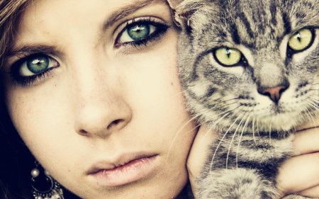 Девушка с кошачьими глазами