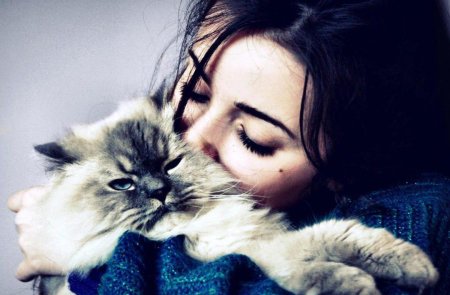 Девушка целует кота