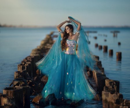 Девушка в платье красивая