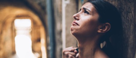 Женщина грустная