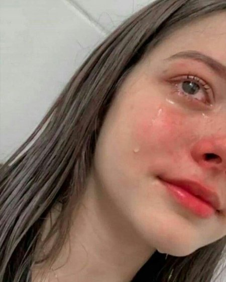 Плачет девушка