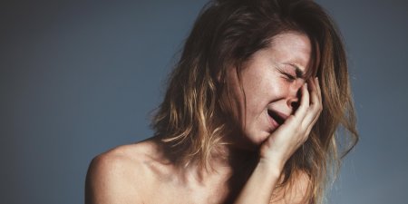 Женщина плачет