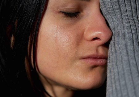 Плачет девушка