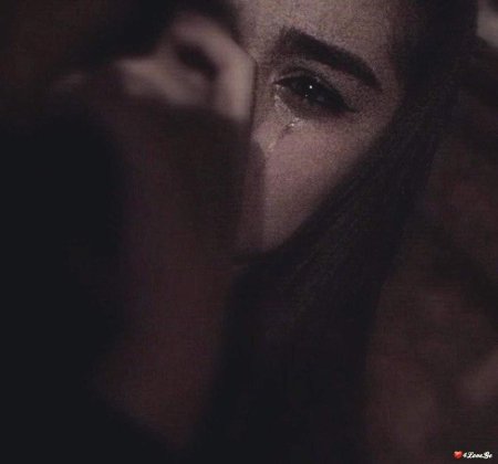 Девушка плачет