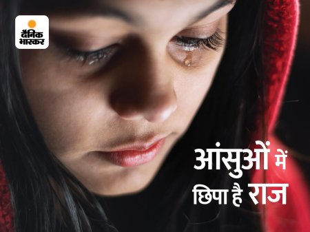 Подросток плачет