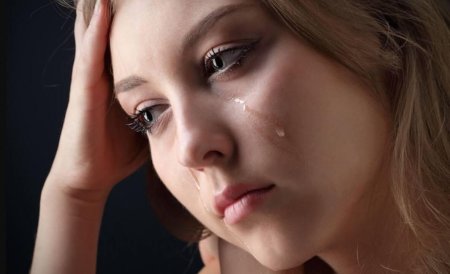 Женщина плачет