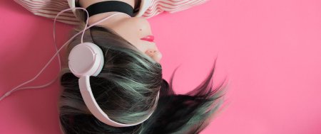 Девушка с наушниками