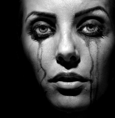 Девушка с потекшей тушью