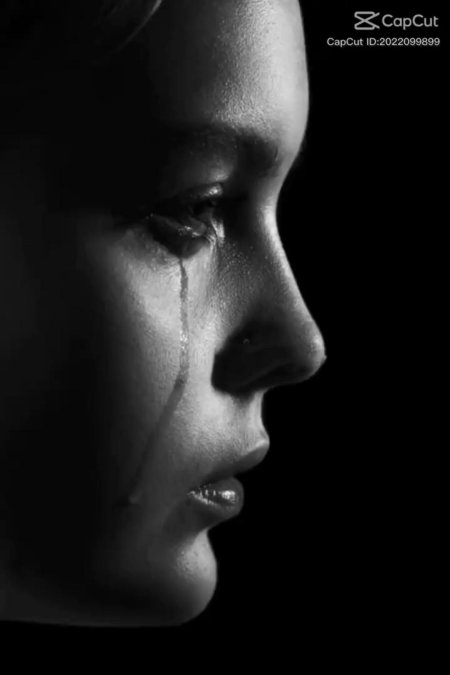 Девушка плачет