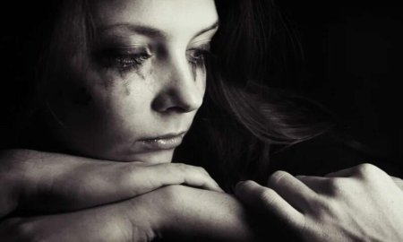 Девушка плачет