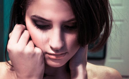 Девушка плачет