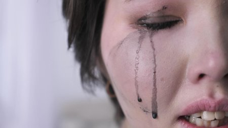 Девушка с потекшей тушью