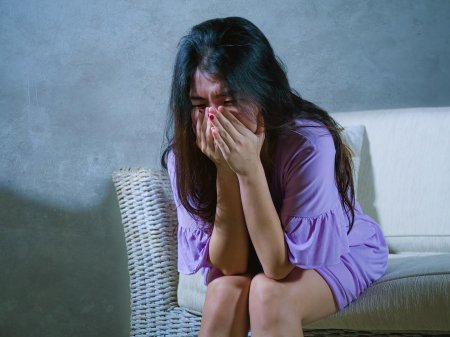 Девушка плачет