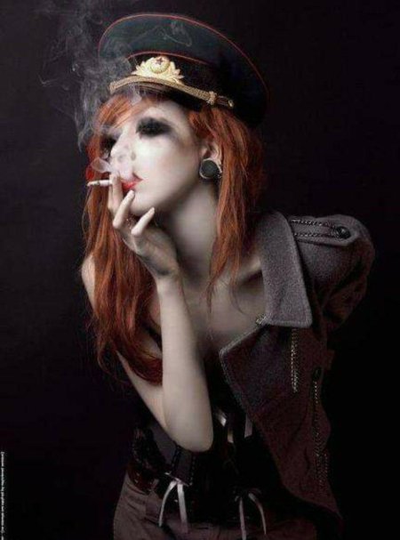Девушка с сигаретой