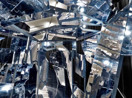 Полностью зеркальная комната