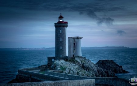 Французский маяк ля-жюмьен во франции