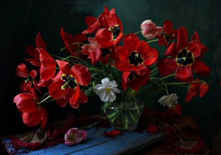 Натюрморт с тюльпанами