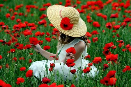 Девушка в шляпе с цветами