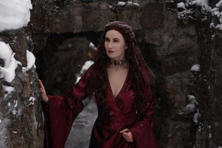 Красная жрица из игры престолов