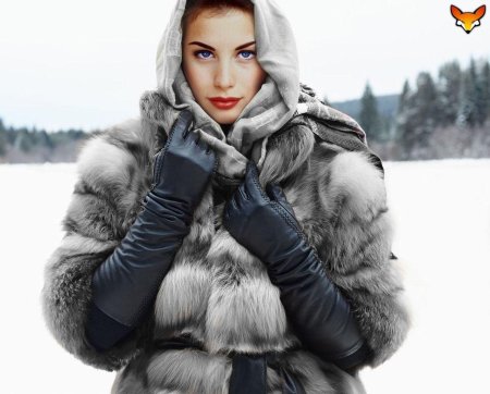 Женщина в шубе и перчатках