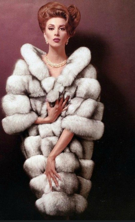 Женщина в мехах
