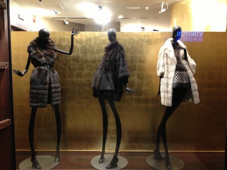 Манекены в витрине