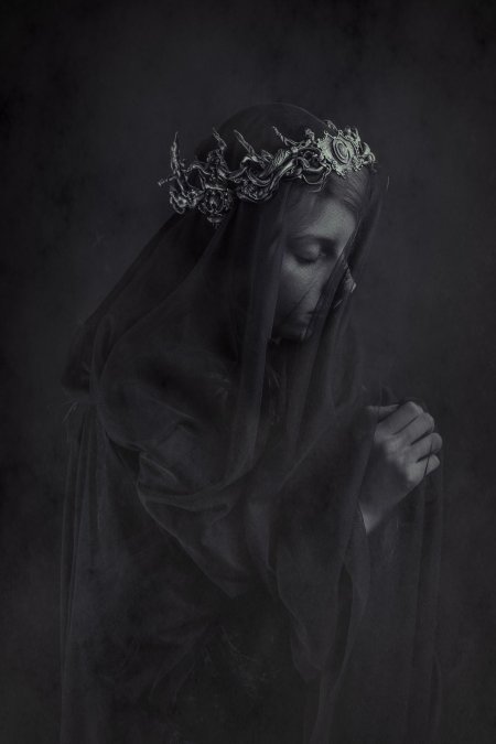 Девушка в черной вуали