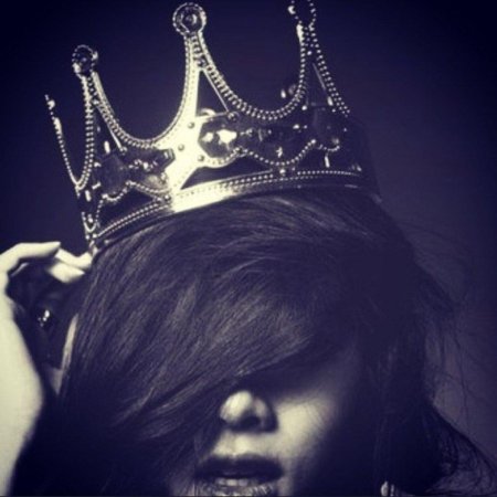 Девушка с короной