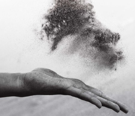 Человек в пыли